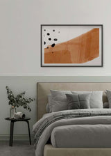 Horizontales Wandbild mit abstrakter Terrakottaform auf weißem Hintergrund, kleinen schwarzen Akzenten seitlich, im minimalistischen und zeitgenössischen Stil. Erhältlich auf kudeko.com