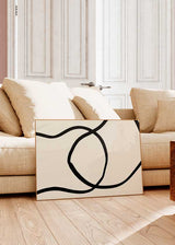 Horizontales Wandbild mit verflochtenen schwarzen Kurvenlinien auf hellem Beigeton, abstrakter Komposition mit klarem Kontrast und minimalistischem Stil. Erhältlich auf kudeko.com