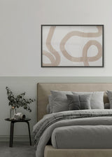 Quadro horizontal com linhas abstratas onduladas em bege areia sobre fundo branco, composição orgânica, estilo abstrato e presença serena para interiores contemporâneos. Disponível em kudeko.com