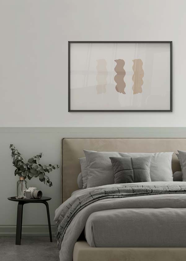 Cuadro horizontal con tres formas onduladas en beige claro, topo y arena sobre fondo blanco, composición limpia de estilo minimalista. Disponible en kudeko.com