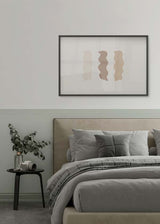 Tableau horizontal avec trois formes ondulées et allongées en beige clair, taupe et sable sur fond blanc, dans un style minimaliste épuré. Disponible sur kudeko.com