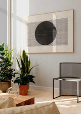 Quadro horizontal com círculo preto ao centro, fundo bege, finas linhas onduladas pretas e composição geométrica limpa de estilo contemporâneo. Disponível em kudeko.com