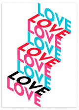 Cuadro con composición geométrica de la palabra LOVE repetida en bloques tridimensionales, en rosa fucsia, azul celeste, rojo y negro sobre fondo blanco, de estilo geométrico. Disponible en kudeko.com