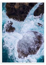 cuadro fotografía de mar revuelto golpeando sobre las rocas. Lámina decorativa.