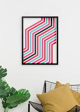 Cuadro de líneas en zigzag con franjas paralelas en rosa fucsia, rojo, azul claro, negro y blanco, de estilo geométrico. Disponible en kudeko.com