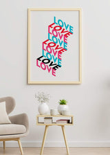 Cuadro con composición geométrica de la palabra LOVE repetida en bloques tridimensionales, en rosa fucsia, azul celeste, rojo y negro sobre fondo blanco, de estilo geométrico. Disponible en kudeko.com
