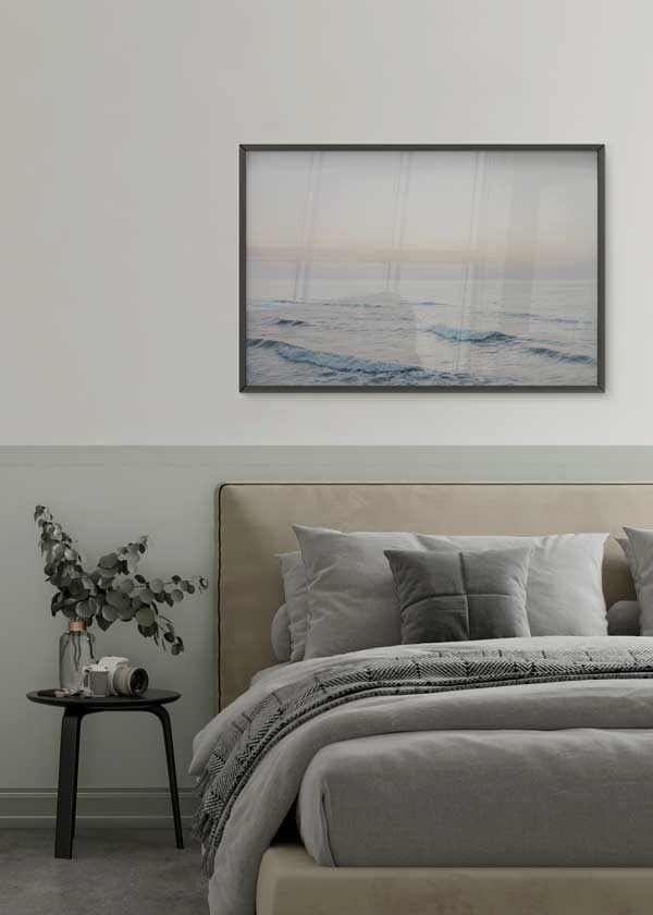 Cuadro horizontal de mar en calma al amanecer con olas suaves, horizonte despejado, tonos beige, rosa pálido y azul grisáceo, de estilo naturaleza y paisajes. Disponible en kudeko.com