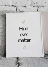 Decoración con cuadros, ideas - lámina decorativa en blanco y negro y minimalita con texto "mind over matter"