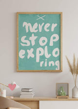decoración con cuadros, ideas - lámina decorativa infantil con frase "nunca dejes de explorar" sobre fondo azul cielo - kudeko