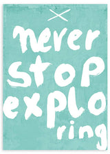 lámina decorativa infantil con frase "nunca dejes de explorar" sobre fondo azul cielo - kudeko