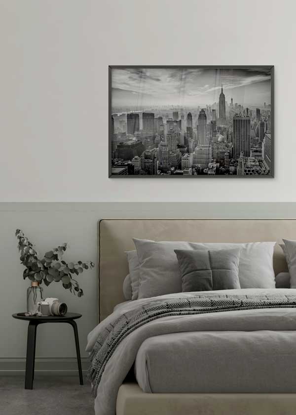 Cuadro horizontal de skyline urbano en blanco y negro con rascacielos altos, edificios densos, horizonte brumoso y cielo dramático, de estilo ciudades. Disponible en kudeko.com