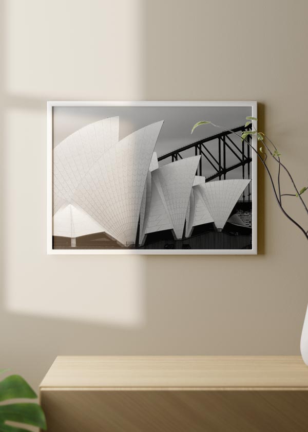 Horizontales Wandbild des Sydney Opera House mit weißen segelartigen Dächern, schwarzer Struktur im Hintergrund, grauen Tönen und urbanem fotografischem Stil. Erhältlich auf kudeko.com
