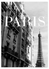 Cuadro con vista urbana de París, fachada clásica con balcones, Torre Eiffel al fondo, tonos grises y negros, estilo fotográfico. Disponible en kudeko.com