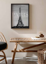 Cuadro de la Torre Eiffel con cielo gris, tipografía PARIS en blanco y composición urbana de estilo ciudades. Disponible en kudeko.com