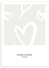Gerahmtes Wandbild mit mehreren weißen Herzen in freier Linienführung auf hellbeigem Hintergrund, klare Komposition, sanfte Farben und minimalistischer Stil mit ruhiger romantischer Note. Erhältlich auf kudeko.com