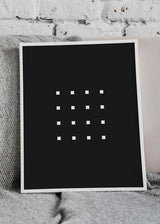 Cuadro con dieciséis puntos cuadrados blancos ordenados en cuadrícula sobre fondo negro, de estilo minimalista y alto contraste visual. Disponible en kudeko.com
