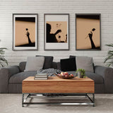 Quadro com silhueta feminina sombreada a segurar flores silvestres, fundo bege quente, contraste preto e estilo fotográfico poético. Disponível em kudeko.com