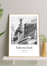 Tableau avec coupole monumentale, sculpture ailée, façades urbaines classiques et modernes en noir, gris et blanc, style photographie de ville. Disponible sur kudeko.com
