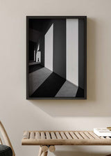 Cuadro de arquitectura en blanco y negro con grandes muros, luz intensa, sombras largas y figura humana pequeña, de estilo fotográfico. Disponible en kudeko.com