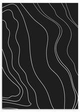 Gerahmtes Wandbild mit weißen, geschwungenen topografischen Linien auf schwarzem Hintergrund, abstrakte Komposition mit klarem Kontrast und minimalistischem Stil. Erhältlich auf kudeko.com