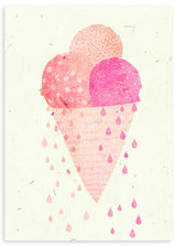 Gerahmtes Wandbild mit Eiswaffel aus drei Kugeln in Rosa, Fuchsia und Pfirsich, heller Waffel, dekorativen Tropfen und kindlichem Stil in Pastelltönen. Erhältlich auf kudeko.com