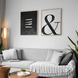 Abstraktes Wandbild mit vier horizontalen weißen Linien auf schwarz texturiertem Hintergrund, tiefen grauen Kontrasten und minimalistisch modernem Stil. Erhältlich auf kudeko.com