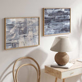 Tableau horizontal avec composition abstraite de formes superposées en gris, bleu gris, blanc et noir, texture douce et style contemporain équilibré pour décoration murale. Disponible sur kudeko.com
