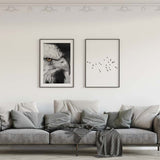 Quadro emoldurado com águia em primeiro plano, plumagem cinzenta e branca, bico claro, fundo escuro, olho âmbar e estilo animal contemporâneo. Disponível em kudeko.com