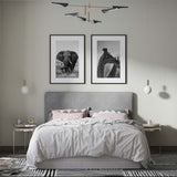 Wandbild mit Giraffe im Profil in Nahaufnahme, in Grau, Schwarz und Weiß, mit unscharfem Hintergrund und fotografischem Stil. Erhältlich auf kudeko.com