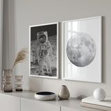 Cuadro de luna llena en tonos gris plata y blanco, sobre fondo claro, con aspecto realista y estilo fotográfico. Disponible en kudeko.com
