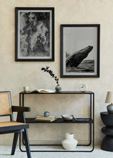 Cuadro de mar en blanco y negro con espuma blanca, agua oscura, contraste intenso y estética fotográfica contemporánea. Disponible en kudeko.com