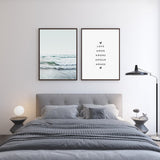 Gerahmtes Wandbild mit Meeresmotiv, sanften Wellen am Ufer, weißem Schaum, blaugrünem Wasser, nassem Sand und ruhigem fotografischem Stil. Erhältlich auf kudeko.com