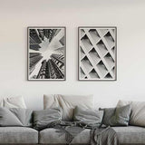 Wandbild mit Wolkenkratzern in aufsteigender Perspektive, Glas- und Stahlfassaden, urbanen Linien in Weiß, Schwarz und Grau, im modernen architektonischen Stil. Erhältlich auf kudeko.com