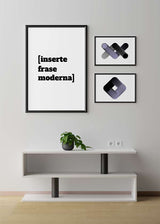 Cuadro de figura romboidal con líneas concéntricas curvas, efecto óptico envolvente en negro y lila sobre fondo blanco, de estilo geométrico. Disponible en kudeko.com