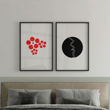Gerahmtes Wandbild mit roten Blumen in runden Formen, weißem Hintergrund, kleinen schwarzen Zentren und modernem minimalistischem Stil, klar und elegant gestaltet. Erhältlich auf kudeko.com