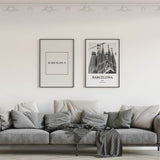Gerahmtes Wandbild der Sagrada Família in Barcelona in Weiß, Grau und Schwarz, mit markanten Türmen, sichtbaren Baukränen und urbanem fotografischem Stil. Erhältlich auf kudeko.com