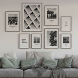 Cuadro con panorámica urbana de Estocolmo, edificios históricos, puerto, iglesia con aguja alta, tonos blanco y negro y estilo fotográfico. Disponible en kudeko.com
