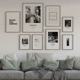 Cuadro de canal de Venecia con góndolas, puente al fondo, fachadas antiguas en tonos blanco y negro, de estilo fotográfico. Disponible en kudeko.com