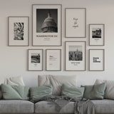Tableau encadré avec photographie du Capitole de Washington DC, grande coupole, colonnes classiques, tons blanc, noir et gris, style photographique élégant et urbain. Disponible sur kudeko.com