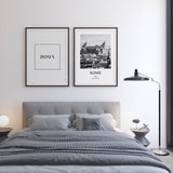 Wandbild mit Blick auf Rom, klassischem Monument, historischen Dächern, weißen, schwarzen und grauen Tönen, urbaner Komposition im eleganten architektonischen Stadtstil. Erhältlich auf kudeko.com