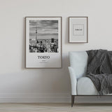 Wandbild mit urbanem Panorama von Tokio, dichter Gebäudekulisse, Skytree, bewölktem Himmel, schwarzen, weißen und grauen Tönen, fotografischem und elegantem Stil. Erhältlich auf kudeko.com