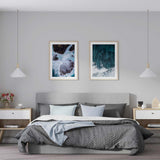 Wandbild mit Luftaufnahme von brechenden Wellen über petrolblauem und türkisem Meer, weißer Gischt und fotografischem Stil mit ruhiger Küstenwirkung. Erhältlich auf kudeko.com