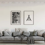 Cuadro con retrato frontal de guepardo en blanco y negro, mirada intensa, pelaje moteado detallado y estilo fotográfico. Disponible en kudeko.com