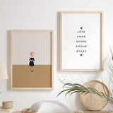 Gerahmtes Wandbild mit weiblicher Figur, schwarzem Kleid, weißem Kragen, rosa Ballon als Kopf, sandbeigem und off-white Hintergrund, in klarem surrealem Illustrationsstil. Erhältlich auf kudeko.com