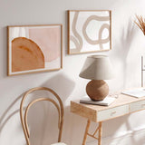 Horizontales Wandbild mit abstrakten organischen Formen in Erdtönen, warmem Beige und Altrosa auf hellem Hintergrund, im modernen abstrakten Stil. Erhältlich auf kudeko.com