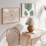 Horizontales Wandbild mit drei großen tropischen Blättern in Salbeigrün auf weißem Hintergrund, hellen Blattadern, ausgewogener botanischer Komposition und modernem Naturstil. Erhältlich auf kudeko.com