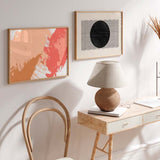 Cuadro horizontal abstracto de pinceladas en tonos cálidos: tierra, rojo y rosa.