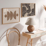 Cuadro horizontal con semicírculos y círculos en tonos beige, arena y marrón topo sobre fondo crema, de estilo geométrico. Disponible en kudeko.com