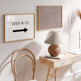 Horizontales Wandbild mit Schwimmersilhouetten in weißen Linien auf taupefarbenem Hintergrund, fließende Komposition im abstrakten Stil mit ruhiger Wirkung als gerahmte Wanddekoration. Erhältlich auf kudeko.com