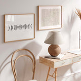 Quadro horizontal com sequência de fases lunares em tons de cinzento sobre fundo branco, composição simétrica, limpa e minimalista de estilo contemporâneo. Disponível em kudeko.com